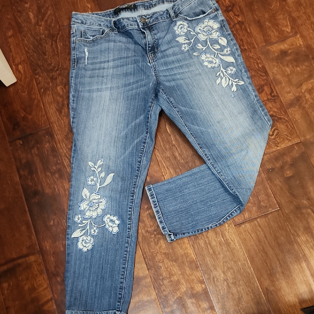 Simply Vera Embroidered Capri Jeans